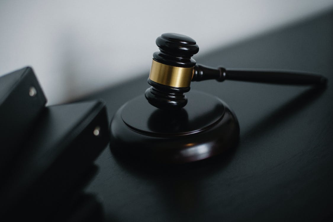 明知自己感染艾滋病還與他人發(fā)生性行為違法嗎？